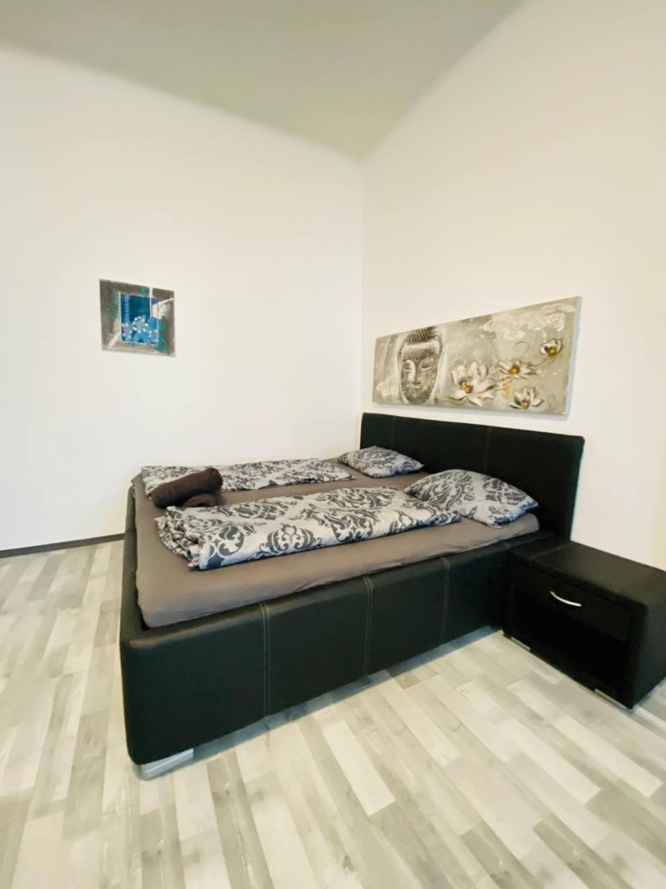 Economic 3p Lg Apartment