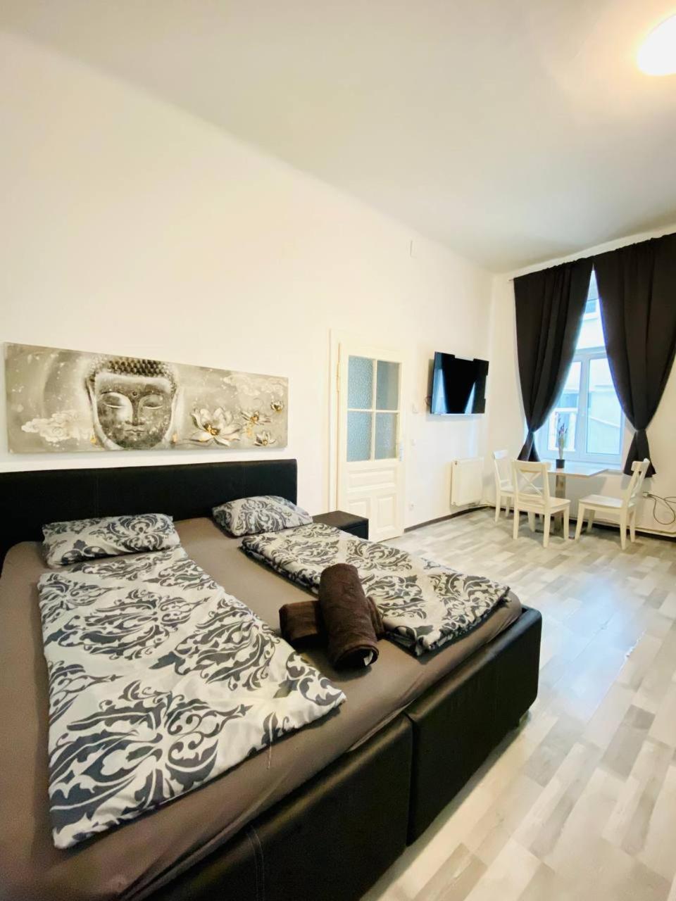 Economic 3p Lg Apartment *